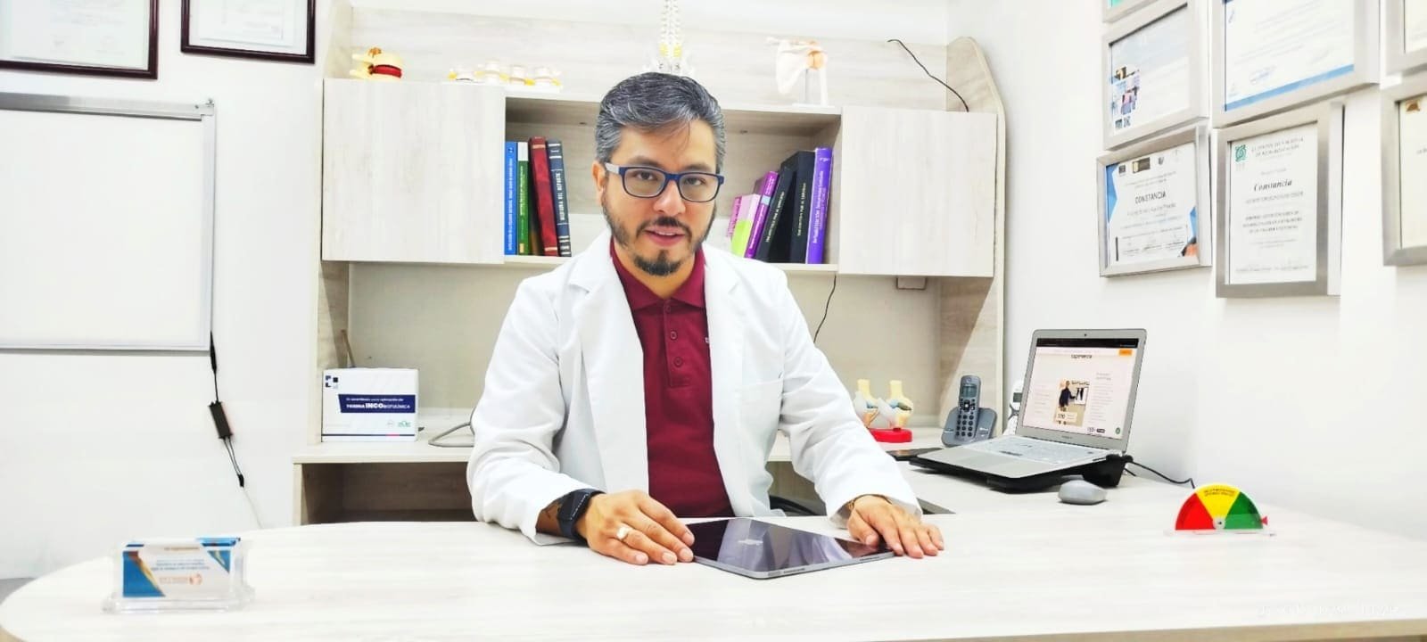 Médico especialista en rodilla en consultorio